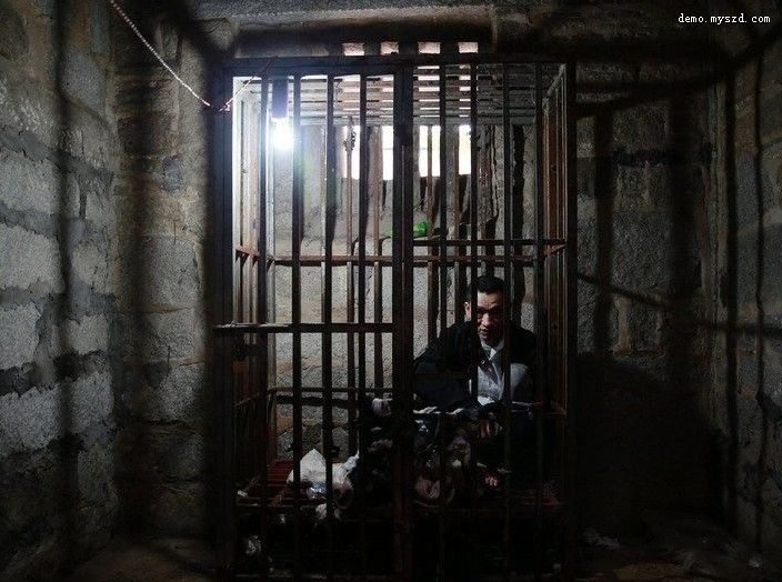 福建男子被锁铁笼八年 放出无法直立行走