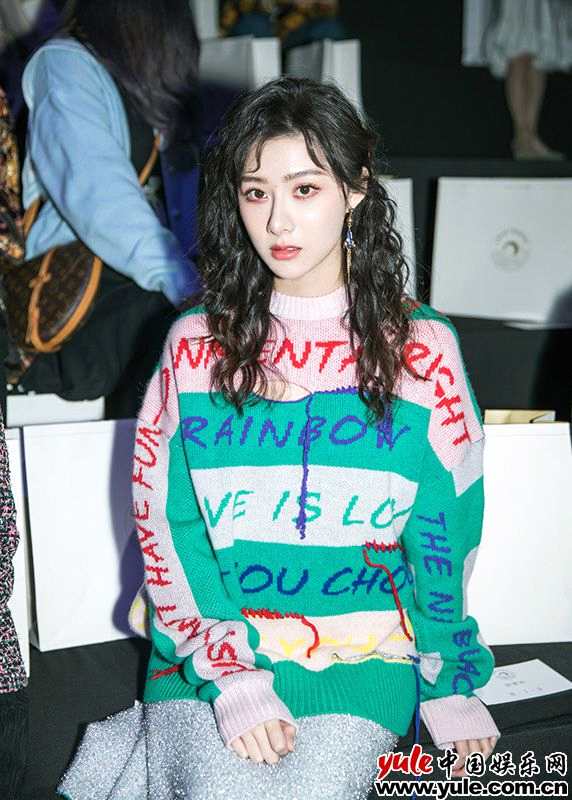 曹曦月复古造型出席上海时装周 两剧热播引超高话题