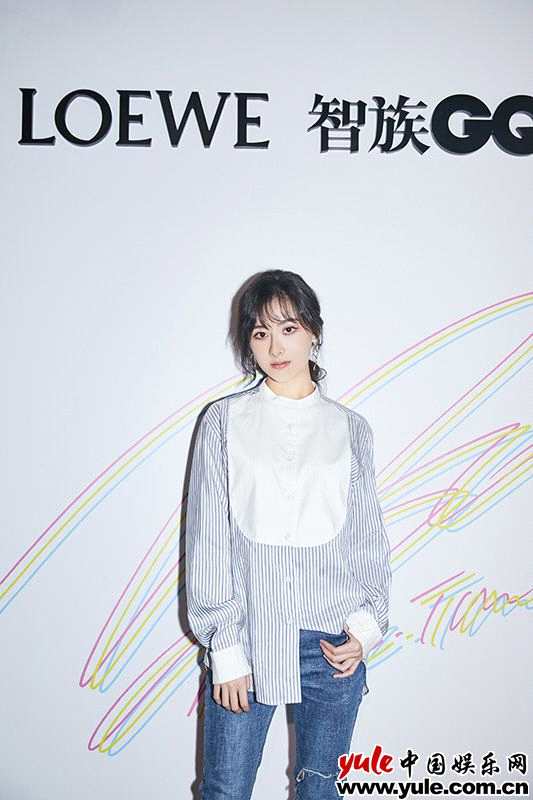 曹曦月复古造型出席上海时装周 两剧热播引超高话题