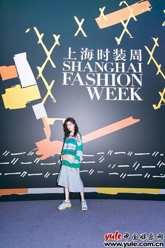 曹曦月复古造型出席上海时装周 两剧热播引超高话题