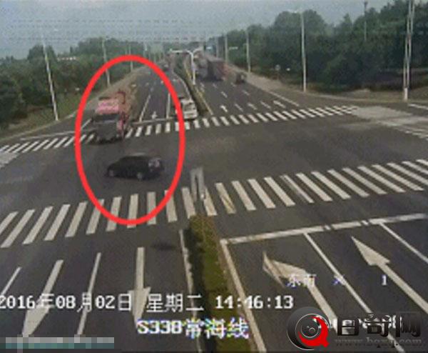 江苏一货车闯红灯压扁轿车 轿车司机死亡(组图)