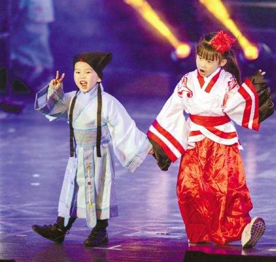 浙江财经大学晚会走起混搭风 英日双语的童话情景剧上映