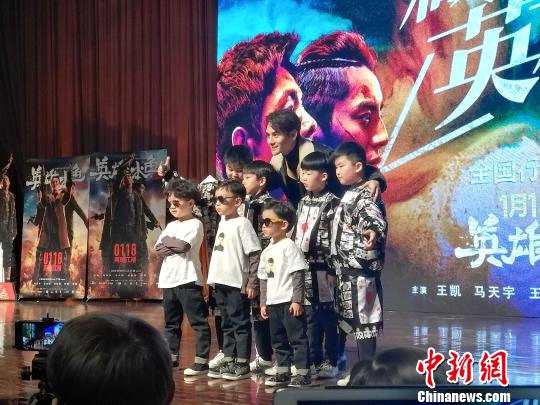 王凯现身山东学“拱手礼”坦言被《英雄本色2018》感动