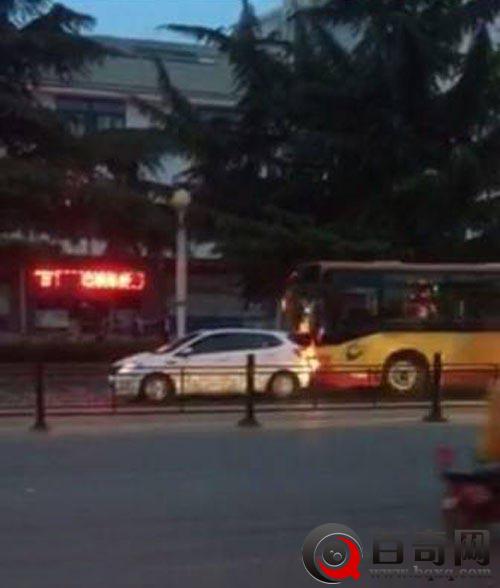 山东两司机斗气酿惨案-公交车撞轿车并碾压司机