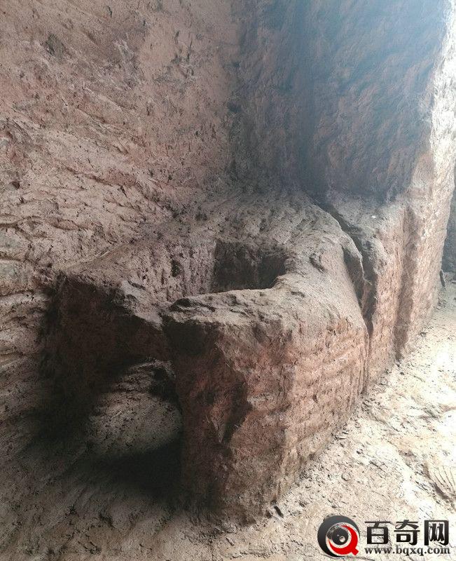 湖南飞天山现千年悬棺 离水面近百米