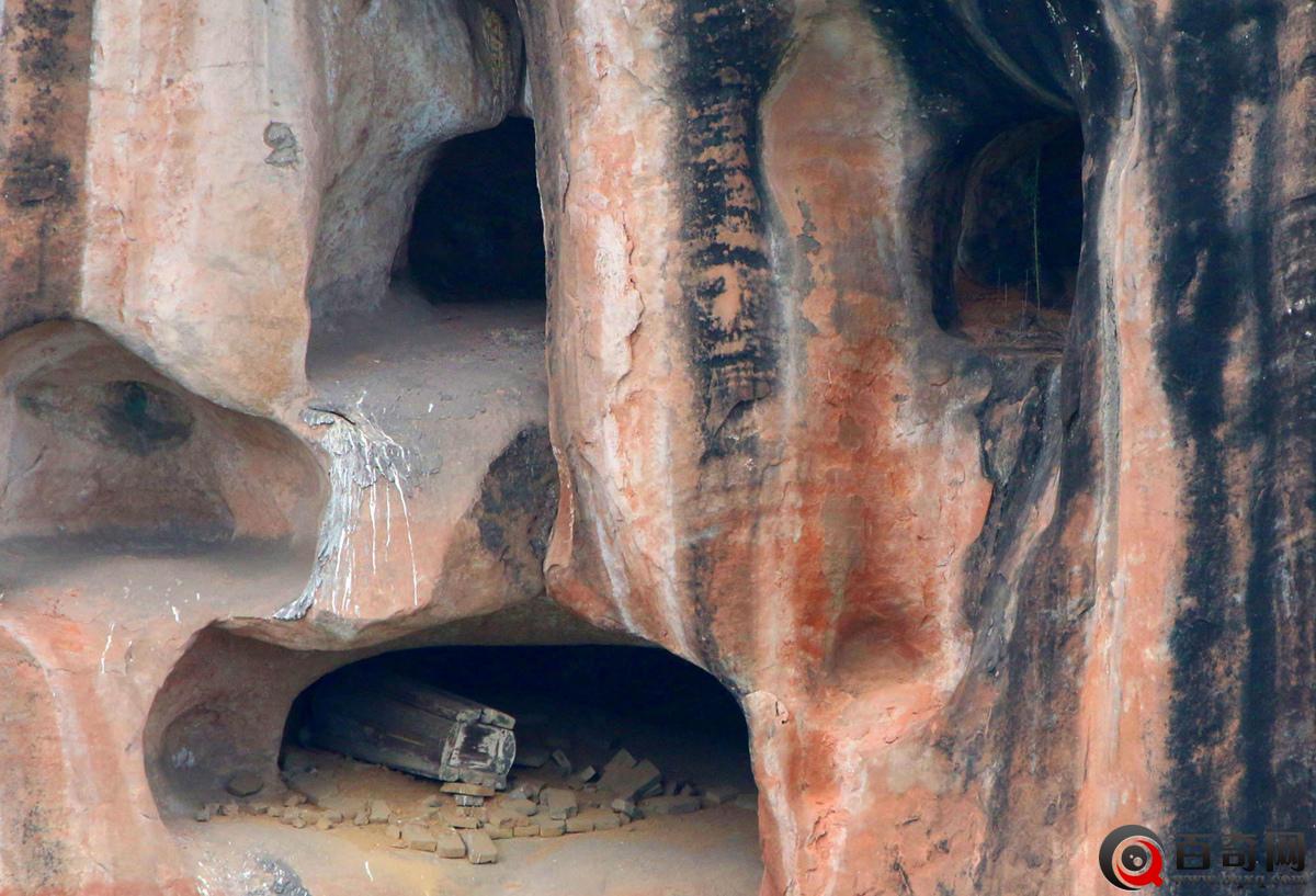湖南飞天山现千年悬棺 离水面近百米