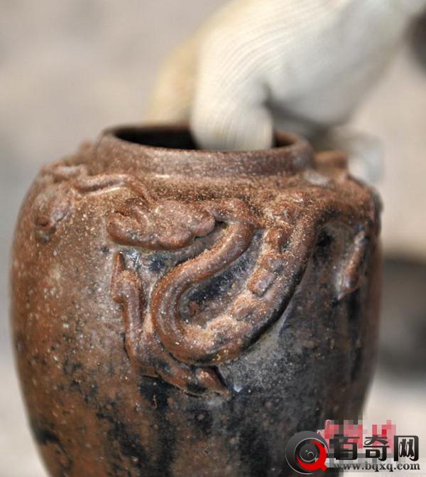 湖南飞天山现千年悬棺 离水面近百米