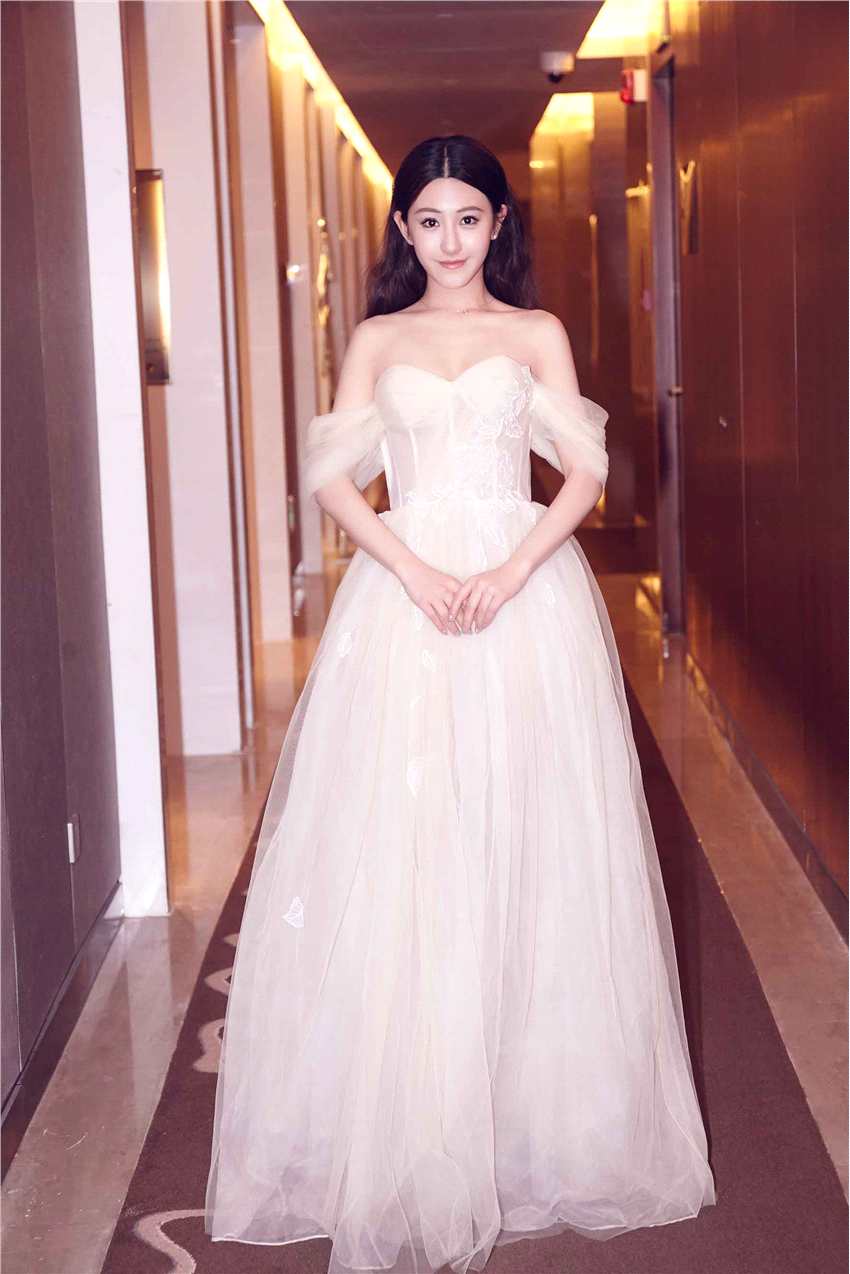 朱圣祎携陈汉典亮相北京电影节优雅大方格外迷人