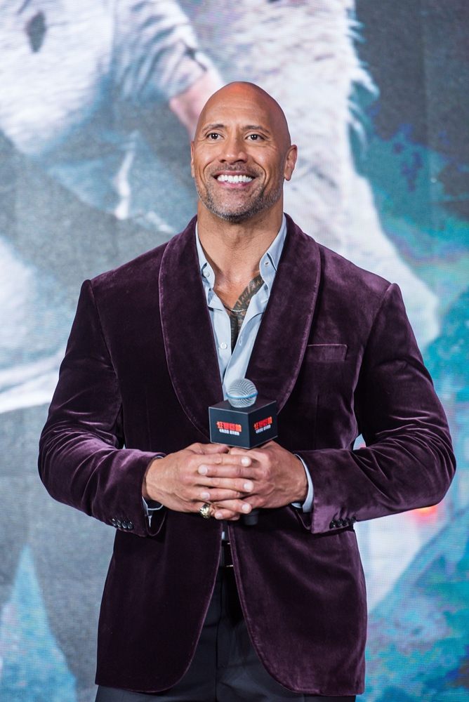 《狂暴巨兽》中国首映巨石强森霸气来袭!千人观影首轮口碑燃爆上海!