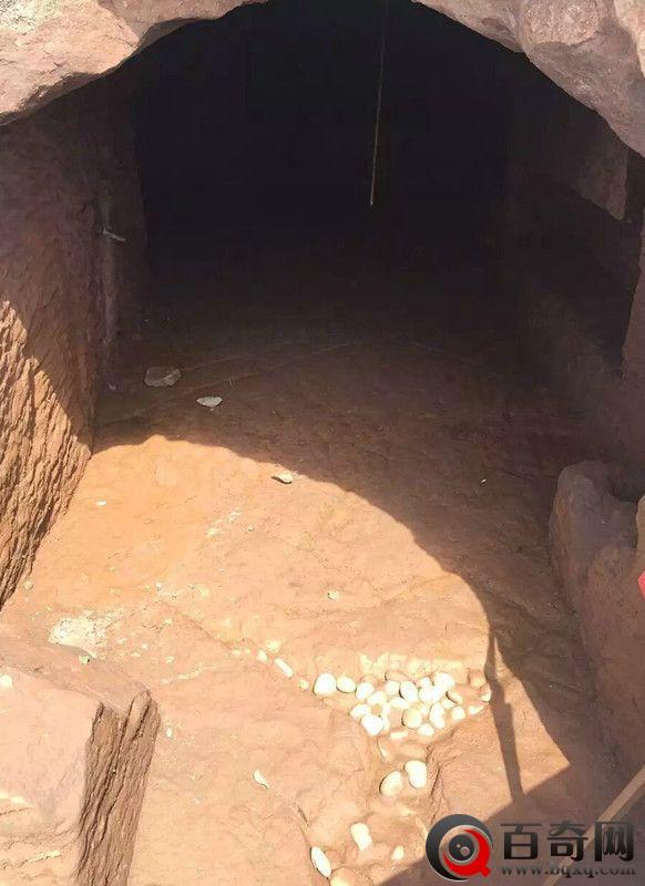 湖南飞天山现千年悬棺 离水面近百米