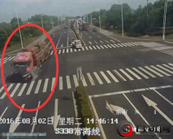 江苏一货车闯红灯压扁轿车 轿车司机死亡(组图)