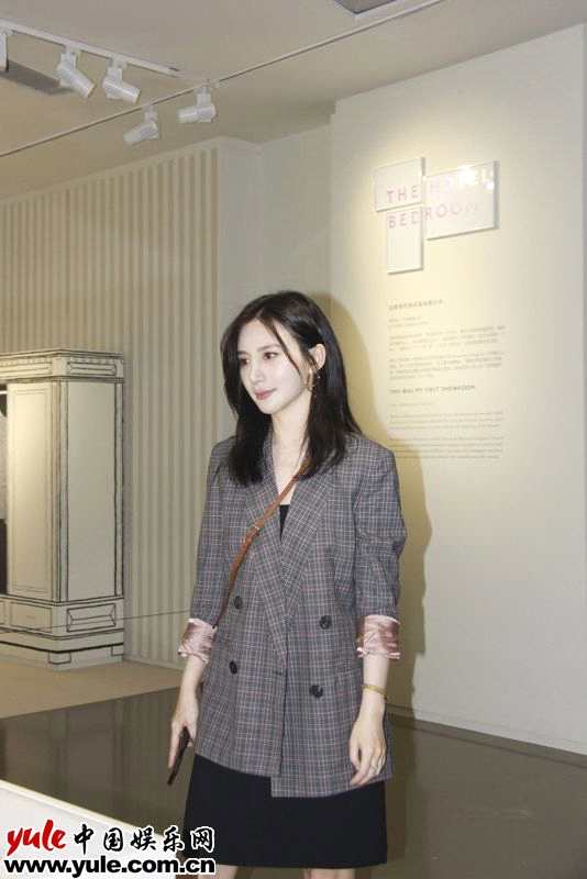 熊乃瑾北京看展   跳脱混搭变身“潇洒小姐”