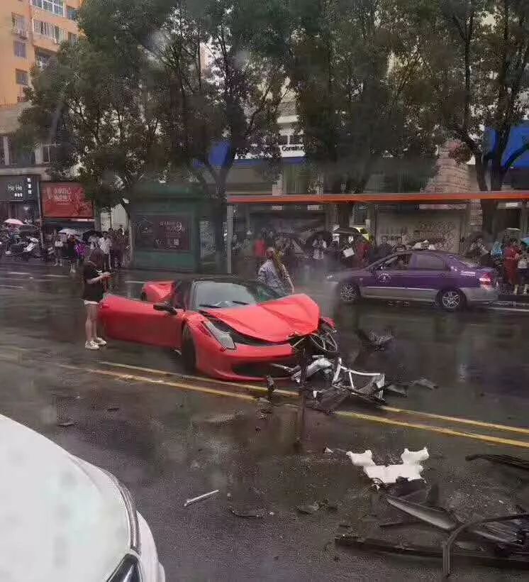 浙江女子刚租了辆法拉利，结果一开就悲剧了……
