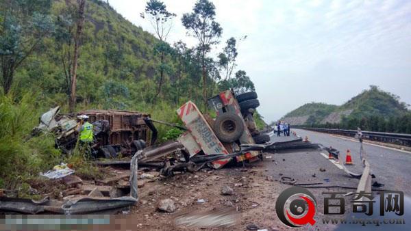 云南一吊车撞上小货车 已致9死亡3人受伤(组图)