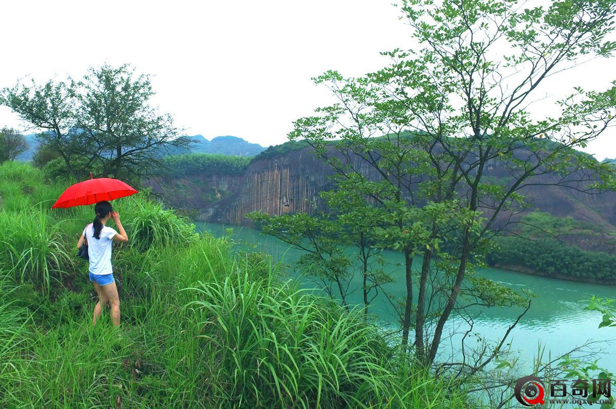 湖南飞天山现千年悬棺 离水面近百米