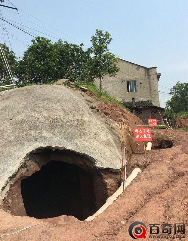 湖南飞天山现千年悬棺 离水面近百米