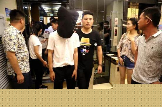 湖北警方捣毁涉黄窝点抓获27人 现场照曝光不堪入目