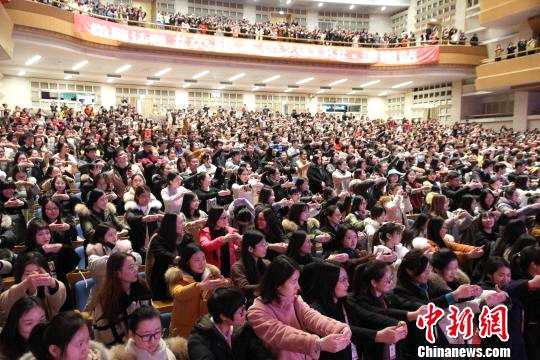 王凯现身山东学“拱手礼”坦言被《英雄本色2018》感动