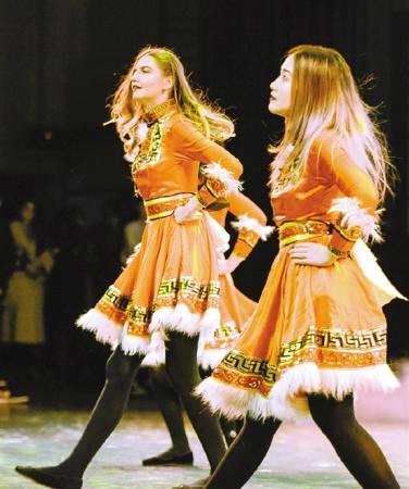 浙江财经大学晚会走起混搭风 英日双语的童话情景剧上映