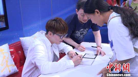 毛不易首张创作作品辑上海签售 新歌展现不同面的自己