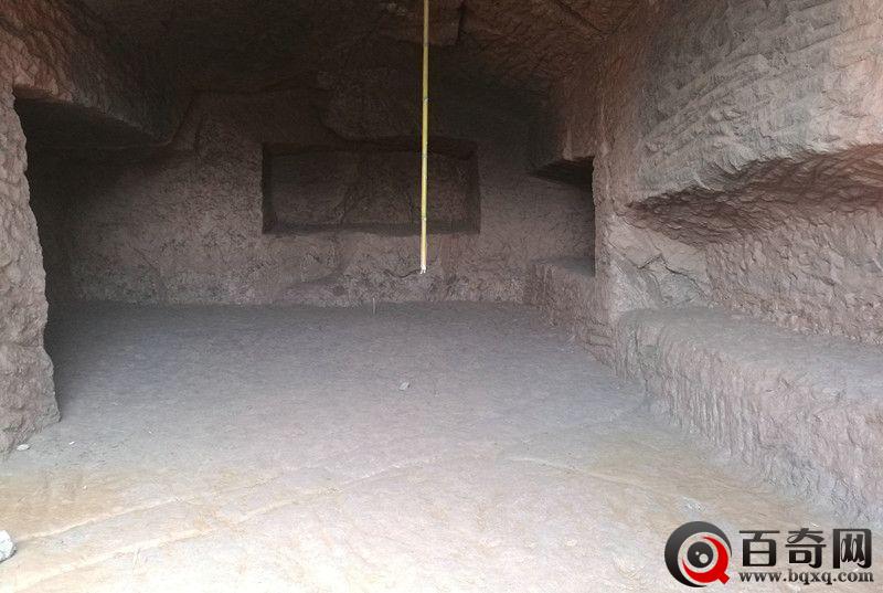 湖南飞天山现千年悬棺 离水面近百米