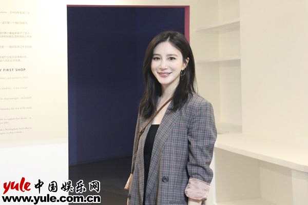 熊乃瑾北京看展   跳脱混搭变身“潇洒小姐”