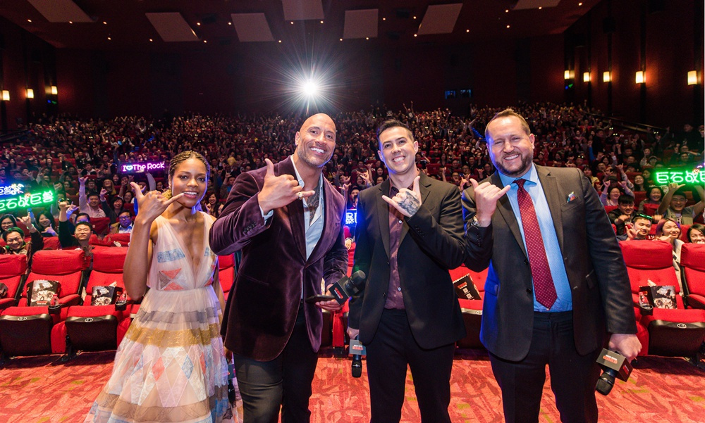 《狂暴巨兽》中国首映巨石强森霸气来袭!千人观影首轮口碑燃爆上海!