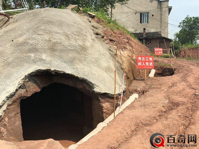 湖南飞天山现千年悬棺 离水面近百米