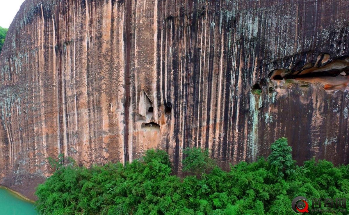 湖南飞天山现千年悬棺 离水面近百米