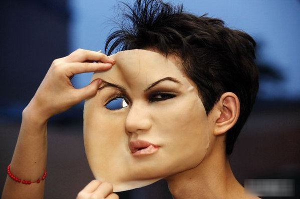 男子瞬间变美女 广东仿真人皮制作过程全揭秘