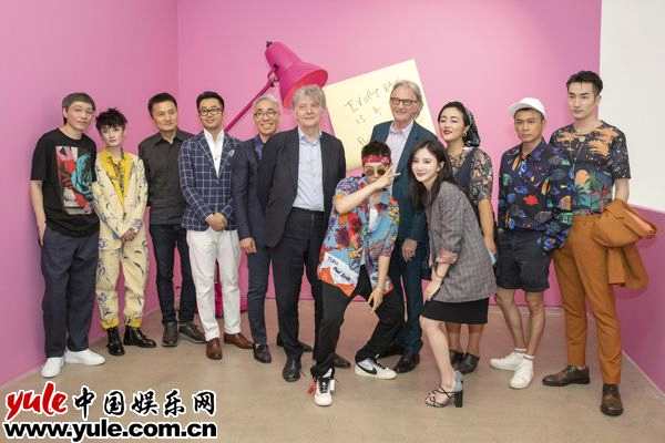 熊乃瑾北京看展   跳脱混搭变身“潇洒小姐”