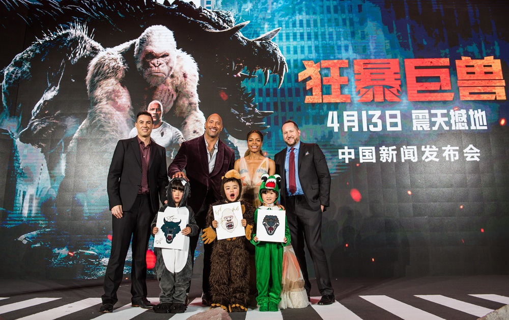《狂暴巨兽》中国首映巨石强森霸气来袭!千人观影首轮口碑燃爆上海!