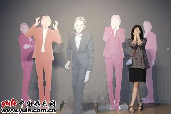 熊乃瑾北京看展   跳脱混搭变身“潇洒小姐”