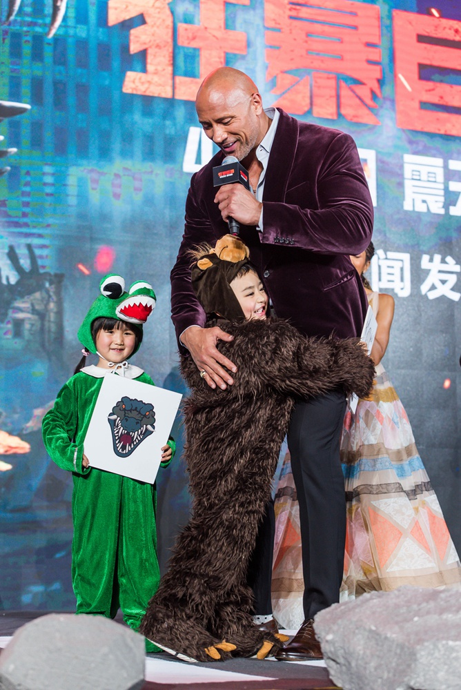 《狂暴巨兽》中国首映巨石强森霸气来袭!千人观影首轮口碑燃爆上海!