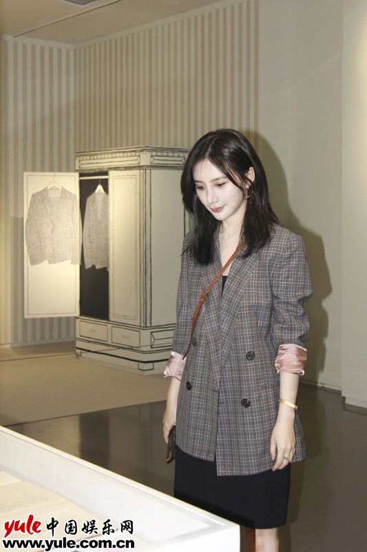 熊乃瑾北京看展   跳脱混搭变身“潇洒小姐”