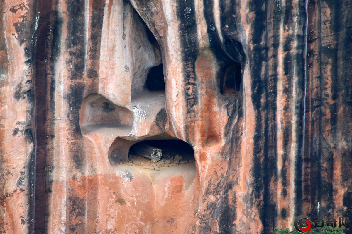 湖南飞天山现千年悬棺 离水面近百米