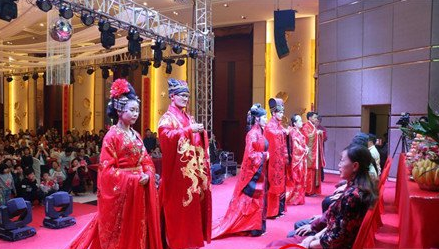 穿汉服行古礼吃素餐 湖北新人倡导节俭婚嫁新风_0