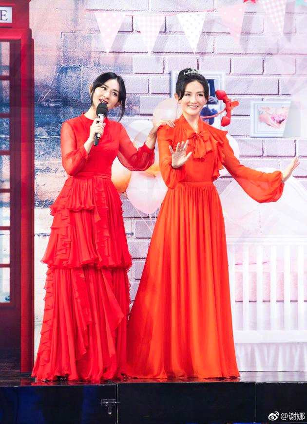 谢娜和蜡像合影傻傻分不清 第一站将在重庆亮相