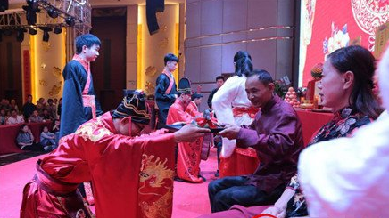 穿汉服行古礼吃素餐 湖北新人倡导节俭婚嫁新风_0