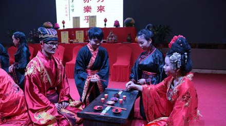 穿汉服行古礼吃素餐 湖北新人倡导节俭婚嫁新风_0