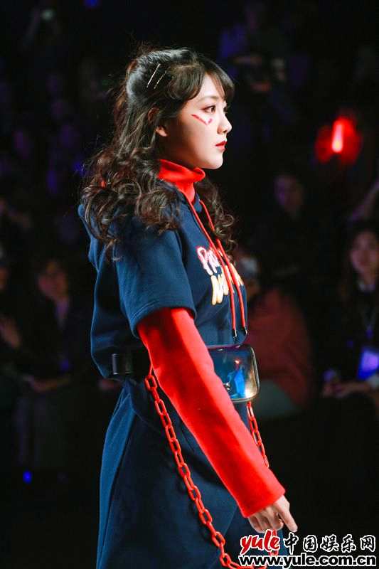 SNH48李艺彤亮相上海时装周潮流少女无惧挑战秀出自我