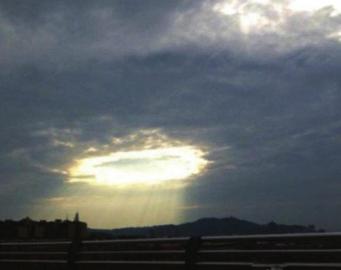 四川宜宾现奇异金色光圈 图