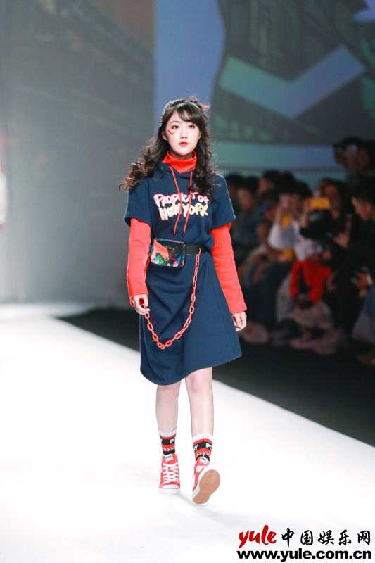 SNH48李艺彤亮相上海时装周潮流少女无惧挑战秀出自我