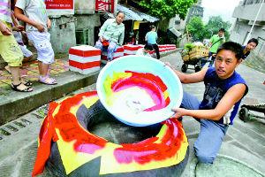 湖北男子欲坐塑料盆从重庆漂流到上海(图)