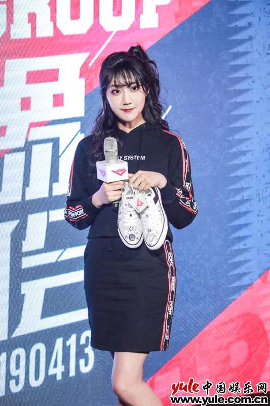 SNH48李艺彤亮相上海时装周潮流少女无惧挑战秀出自我