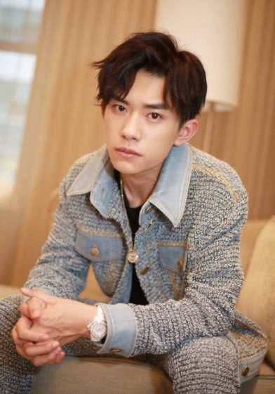 易烊千玺高考成绩公布，高出湖南艺考分数线132分，大佬厉害了