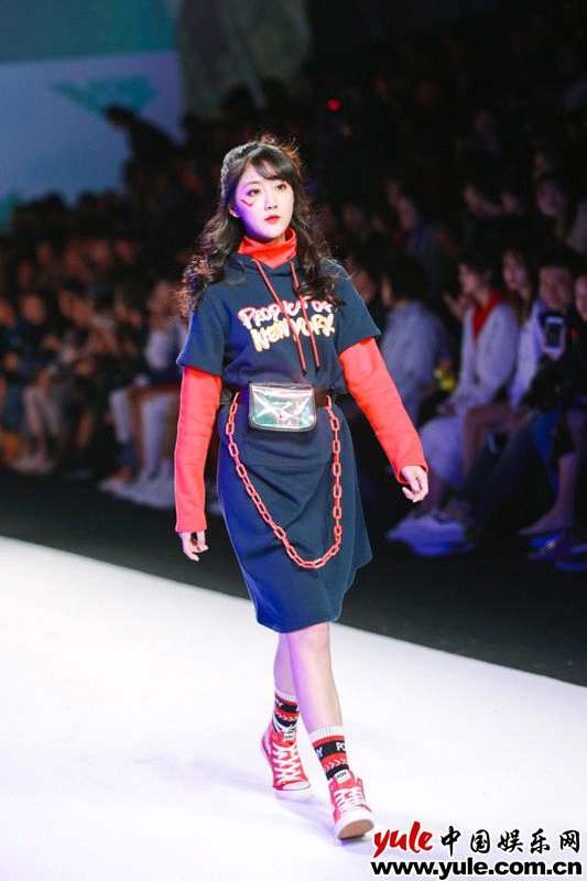 SNH48李艺彤亮相上海时装周潮流少女无惧挑战秀出自我