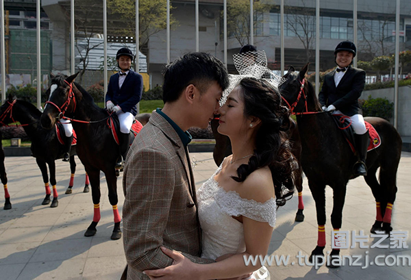 重庆爱马恋人用马队成亲完婚 引众人拍照围观