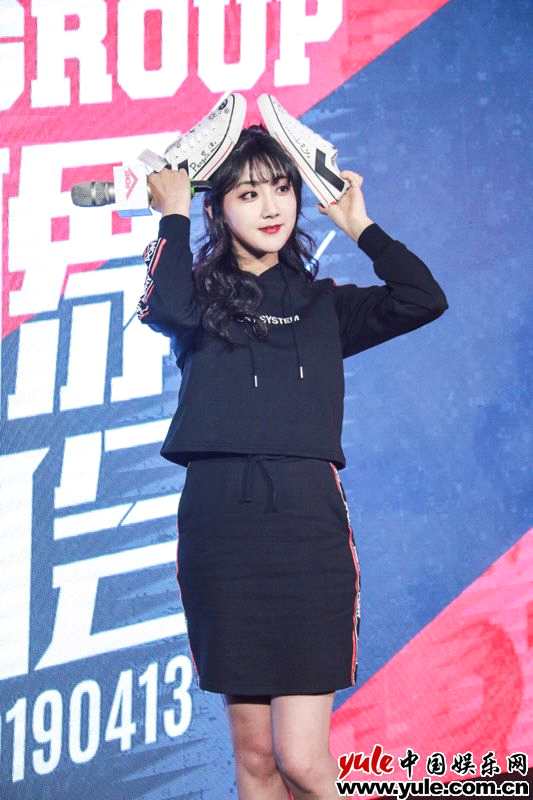 SNH48李艺彤亮相上海时装周潮流少女无惧挑战秀出自我