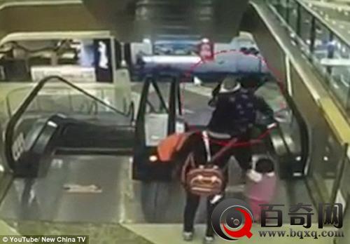 男婴商场扶梯坠落 上海一男婴从商场扶梯坠落 医院称已去世